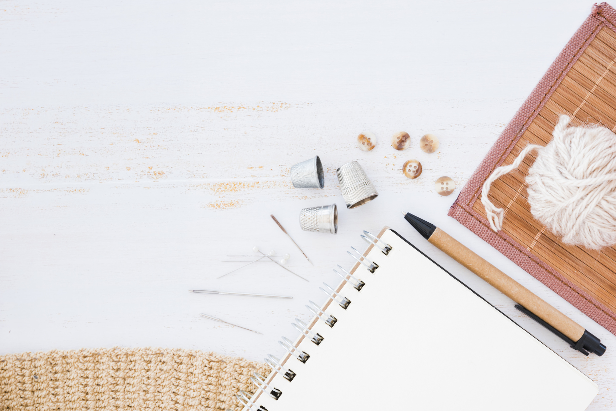 Atölye masası, iplik makaraları ve desenler